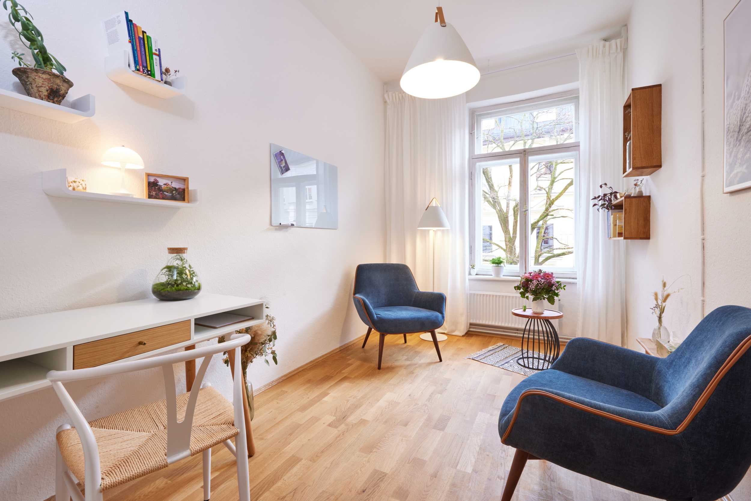 Heller freundlicher Praxisraum für Psychotherapie
